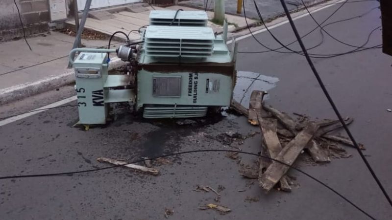 Se cayó un poste con transformador en Piedra Blanca