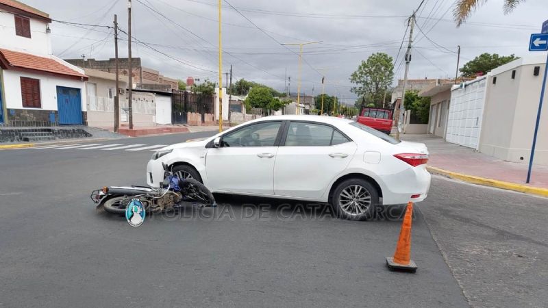 Mujer herida tras protagonizar un choque con su moto