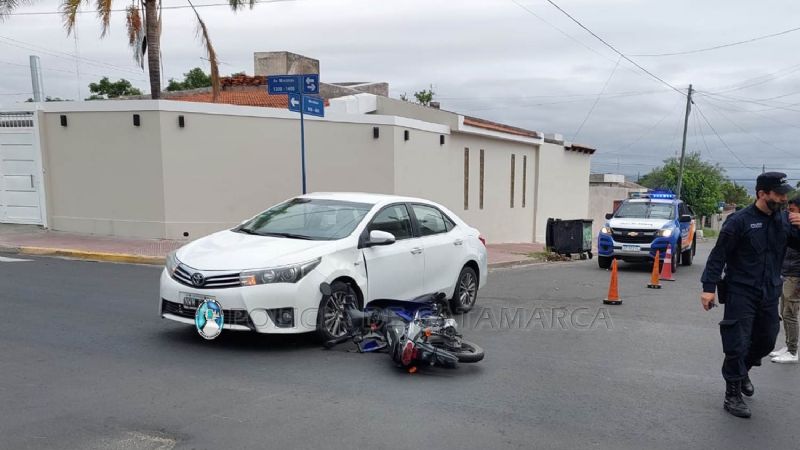Mujer herida tras protagonizar un choque con su moto