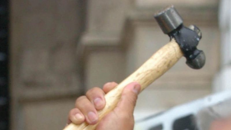 Atacó a la pareja de su ex con un martillo y le rompió el auto