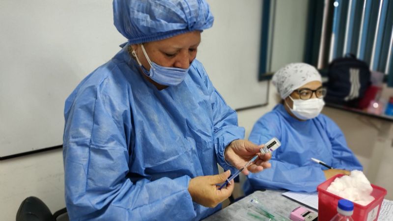Aplican dosis refuerzo al personal del Hospital San Juan Bautista