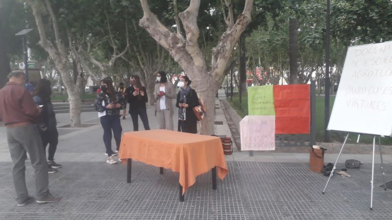 Docentes dieron clases en la plaza por las malas condiciones de la escuela