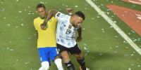 EL CODO de Otamendi sobre la cara de Raphina, que no vieron los jueces de Argentina-Brasil.