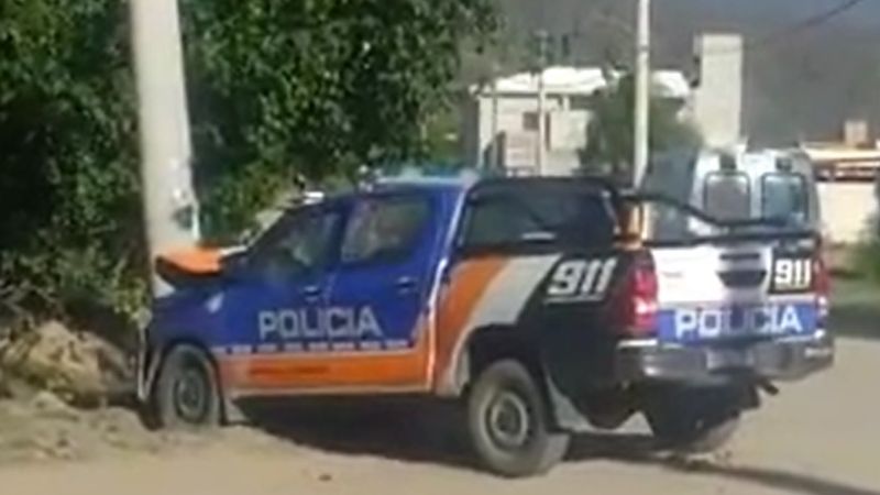 Movil policial chocó de frente con una columna de luz