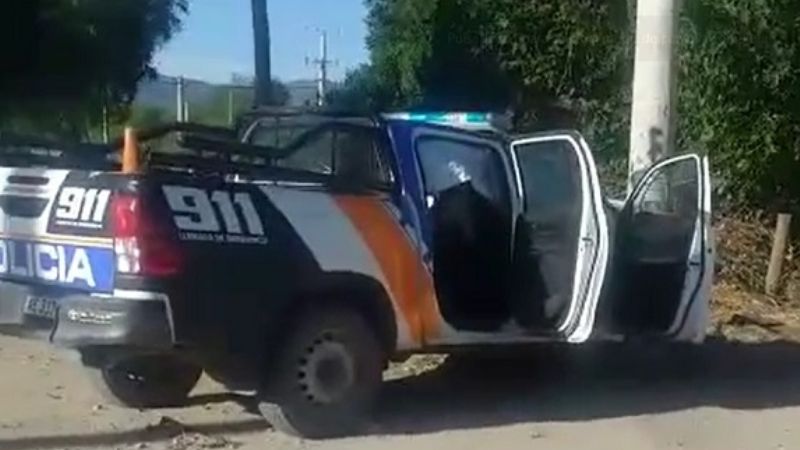 Movil policial chocó de frente con una columna de luz