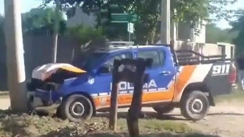 Movil policial chocó de frente con una columna de luz