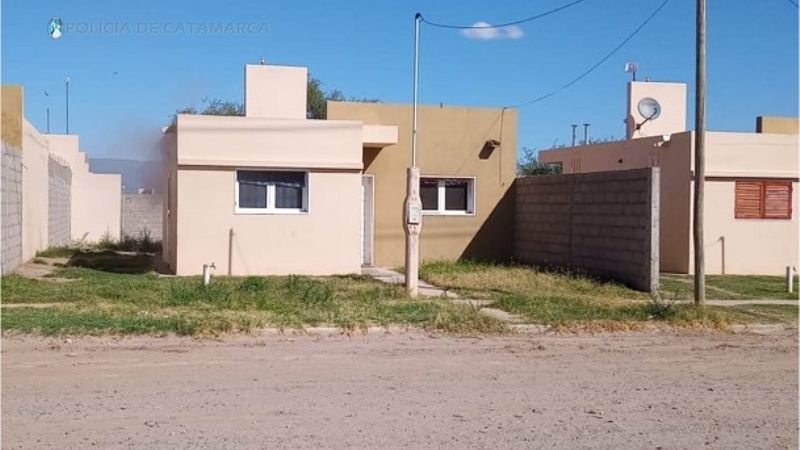 Policías sofocaron un incendio de una vivienda en Valle Chico