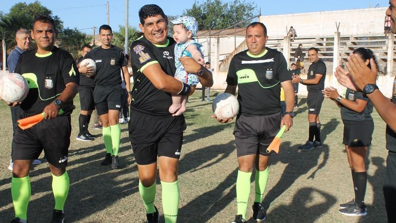 El árbitro Daniel Silcán tuvo la despedida de “un grande”