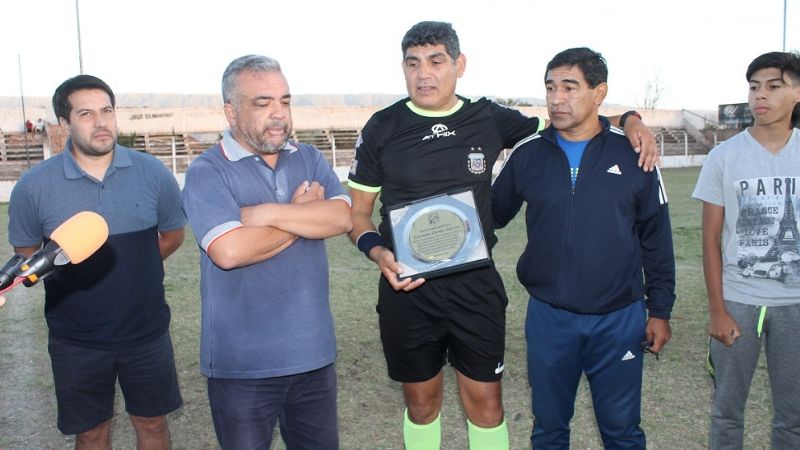El árbitro Daniel Silcán tuvo la despedida de “un grande”