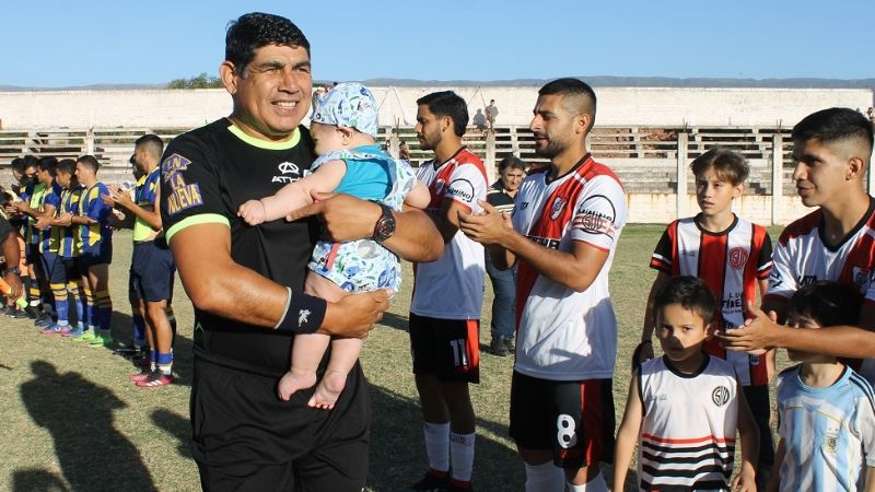 El árbitro Daniel Silcán tuvo la despedida de “un grande”