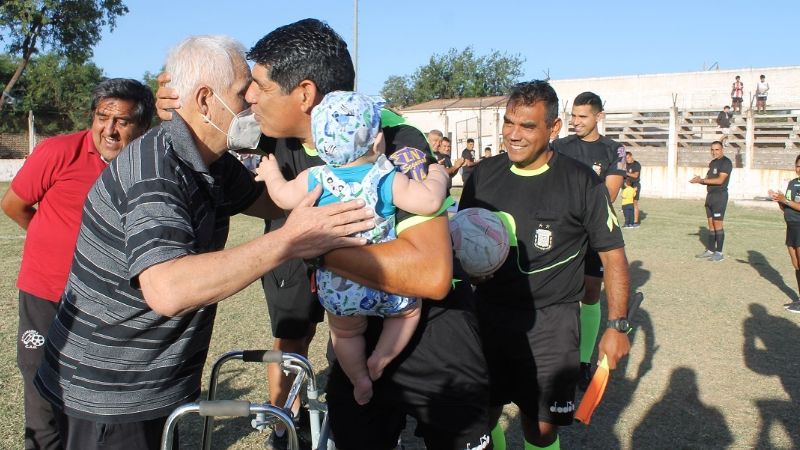 El árbitro Daniel Silcán tuvo la despedida de “un grande”