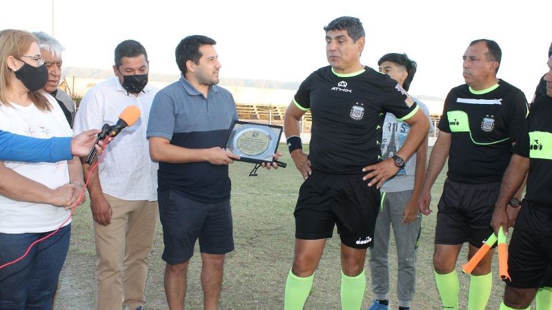 El árbitro Daniel Silcán tuvo la despedida de “un grande”