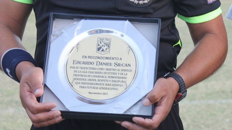 El árbitro Daniel Silcán tuvo la despedida de “un grande”