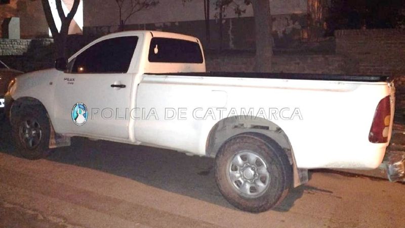 Detienen a dos jóvenes que transportaban un animal en una camioneta