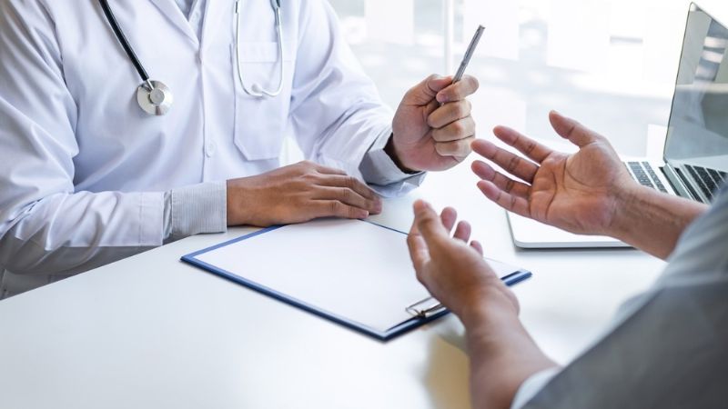 Denunciaron a un médico por pretender cobrar un plus de 40 mil pesos