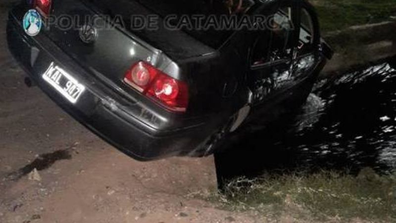 Se reventó el neumático del auto y volcó en Sumalao