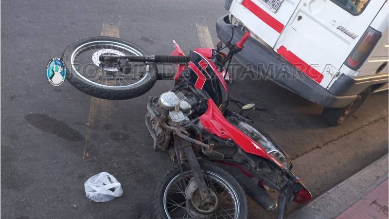 Motociclista chocó a una camioneta estacionada