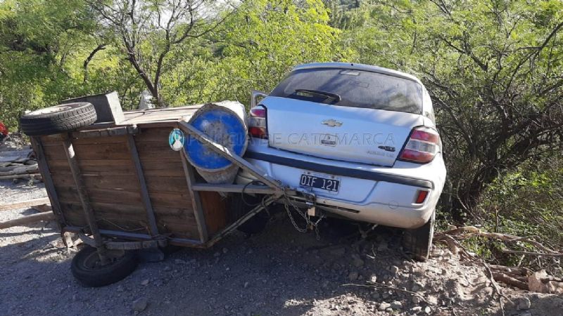 Desperfecto mecánico provocó el vuelco de un auto con tráiler