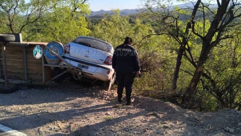 Desperfecto mecánico provocó el vuelco de un auto con tráiler