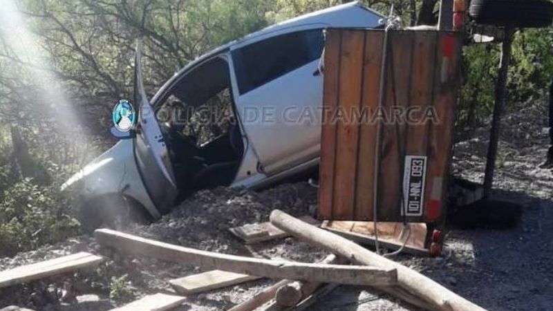Desperfecto mecánico provocó el vuelco de un auto con tráiler