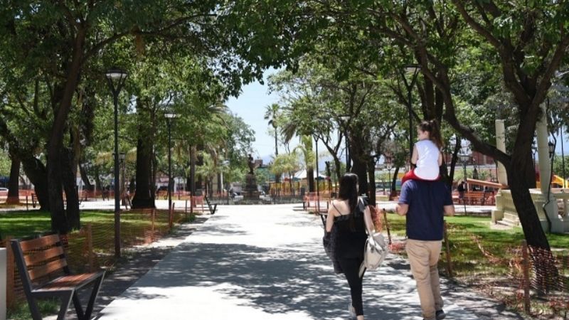 Ultiman detalles en la renovada plaza 25 de Agosto
