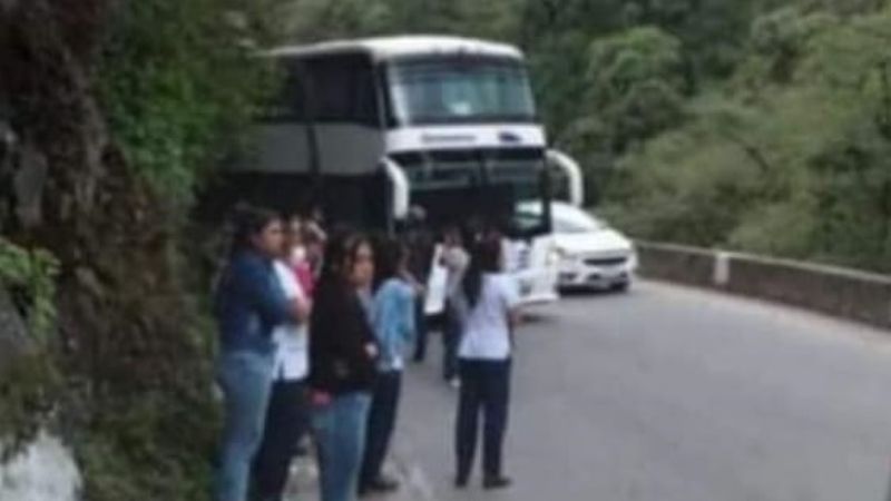 Micro que llevaba alumnos santamarianos sufrió un siniestro en la Cuesta del Indio