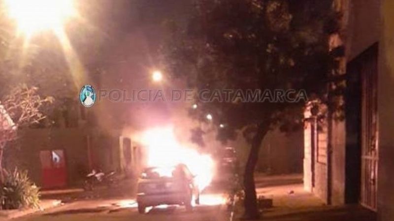 Se incendió un auto y quedó destruido