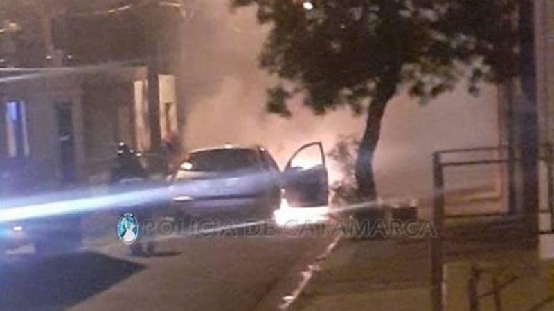 Se incendió un auto y quedó destruido
