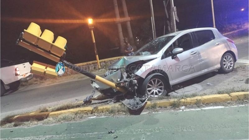 Se estrelló contra un semáforo
