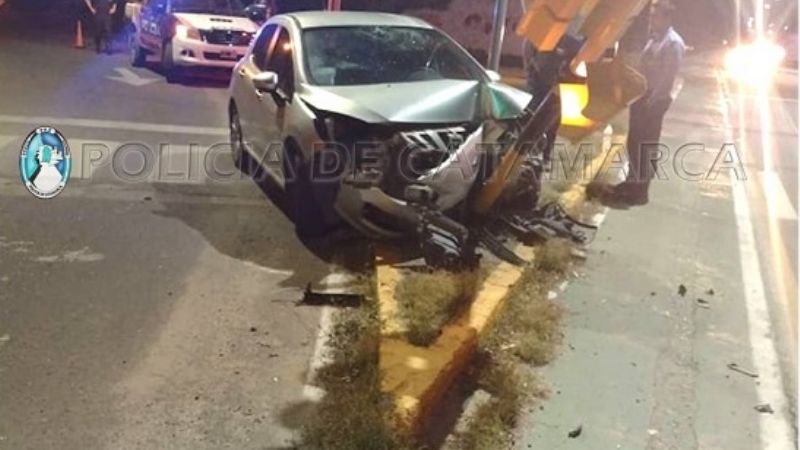 Se estrelló contra un semáforo