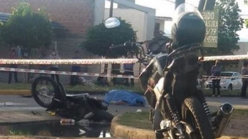 Murió un motociclista que chocó con un remis