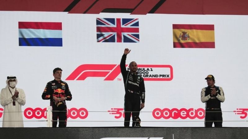 Hamilton arrasó en Qatar y redujo la diferencia con Verstappen