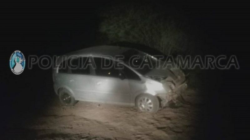 Perdió en control de su automóvil, dio varios giros y terminó volcando