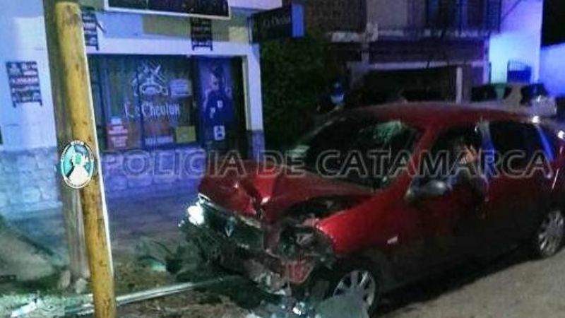 Chocó contra un auto estacionado