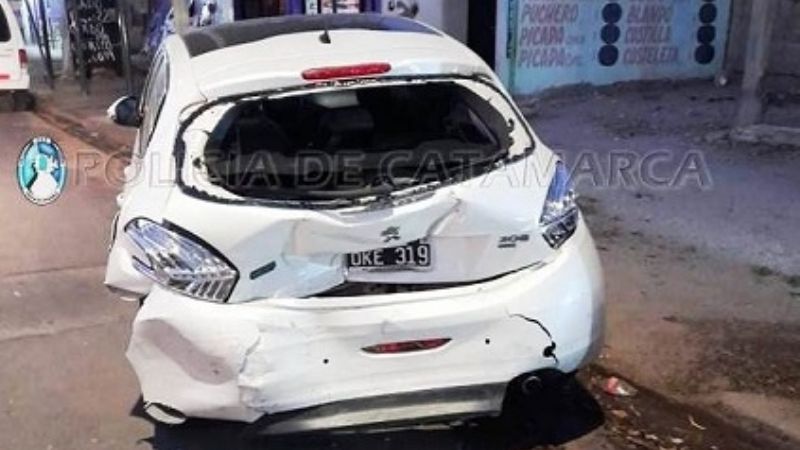 Chocó contra un auto estacionado