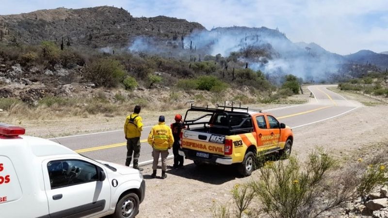 Continúan los trabajos por el incendio en La Cebila