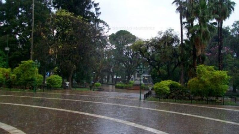Lunes con lluvias intermitentes y marcado descenso de temperatura