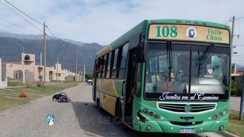 Chocaron un colectivo y una moto en Valle Chico