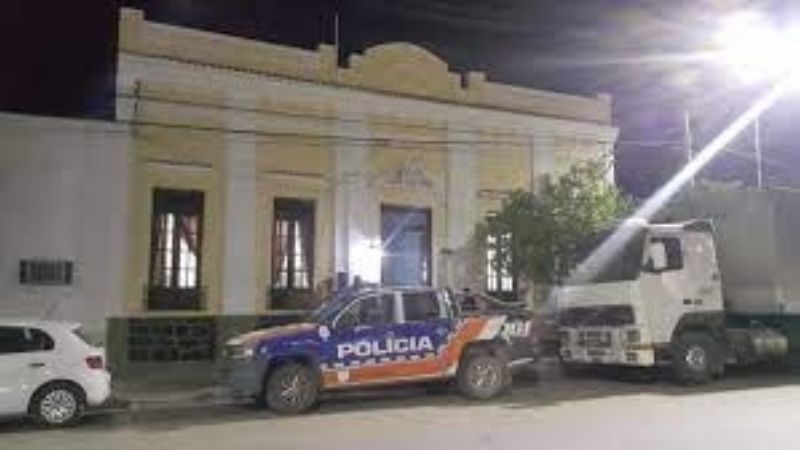 Giró en “U”, insultó a policías y arrojó una botella de vidrio