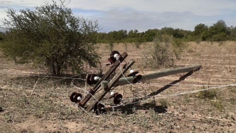 Se cayeron ocho postes de luz en Capayán