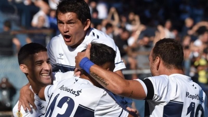 Talleres fue goleado 2-5 por Gimnasia y River acaricia el título