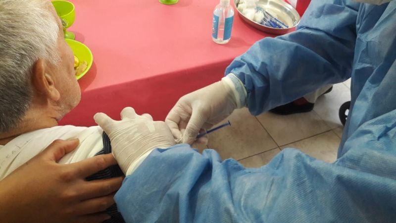 Continúa la vacunación con dosis refuerzo a adultos mayores