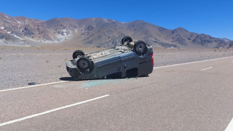 Volcó una camioneta en la ruta 60