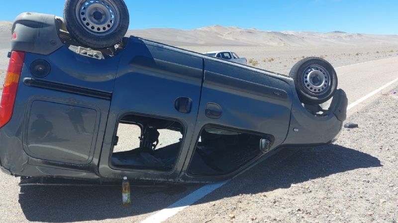 Volcó una camioneta en la ruta 60