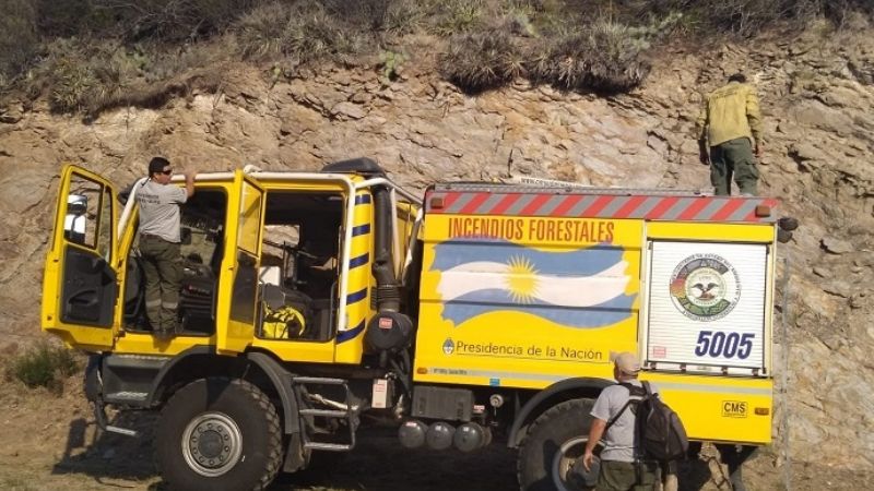 Continúan las tareas por el incendio en La Cébila