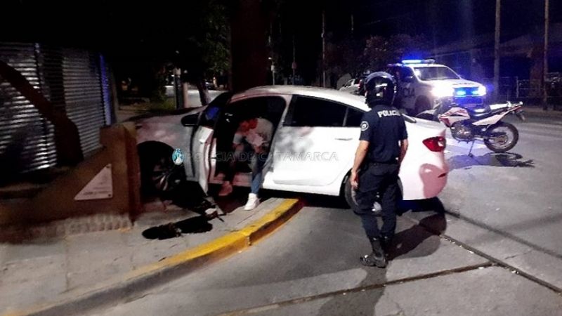 Se subió a la vereda y chocó contra un monolito: estaba alcoholizado