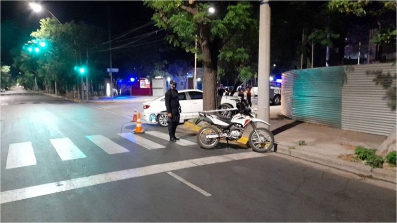 Se subió a la vereda y chocó contra un monolito: estaba alcoholizado