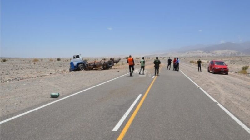 Volcó un camión camino al complejo termal en Fiambalá