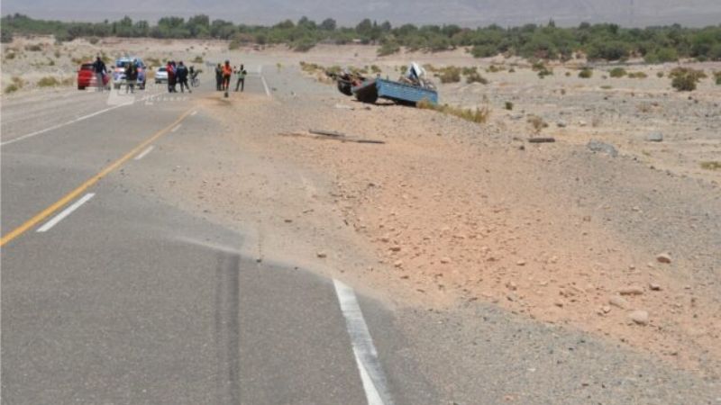 Volcó un camión camino al complejo termal en Fiambalá