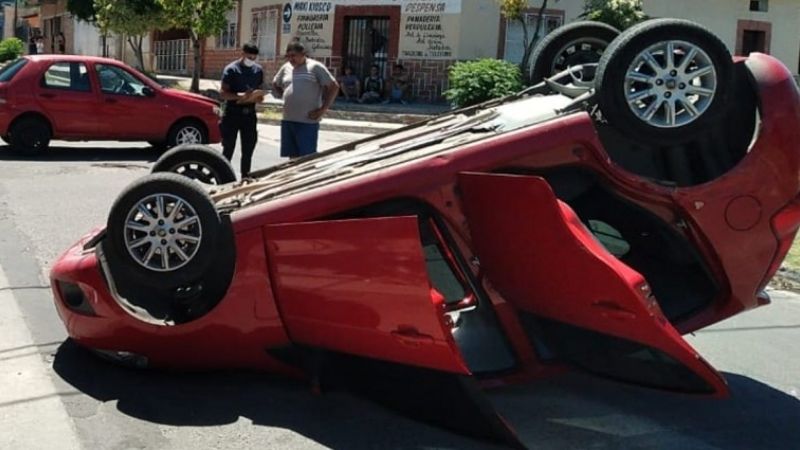 Choque y vuelco en el Sur de la Capital